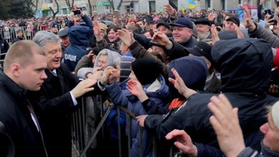 "Дякую, Петре": у Києві тисячі людей дякували Порошенку (ВІДЕО)