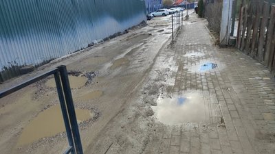 У Львові вулиця Топольна потонула у ямах (ФОТО)