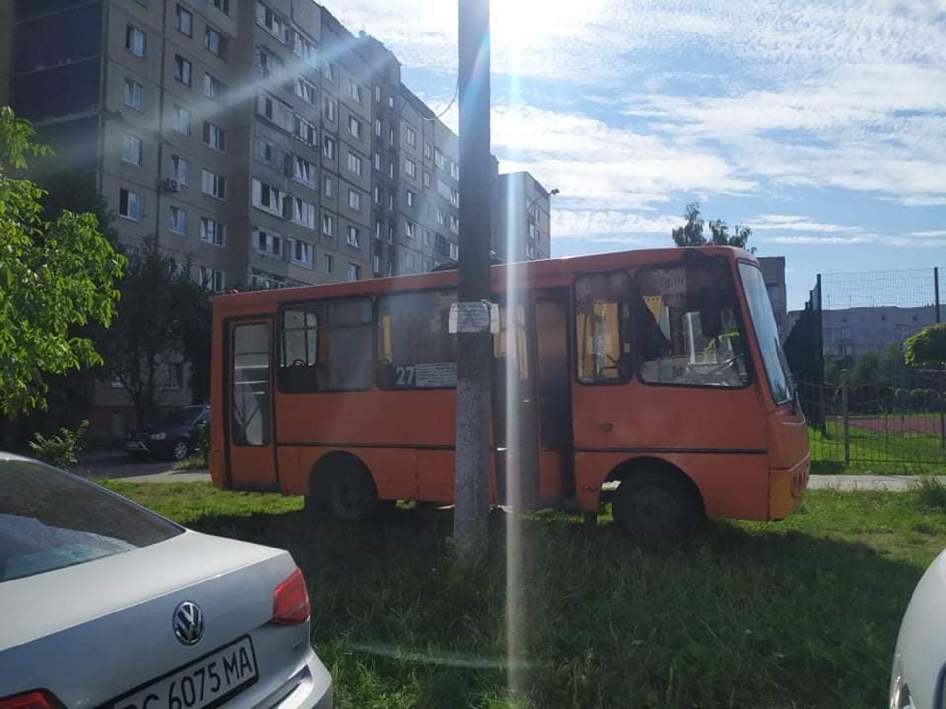 У Львові водій біля власного будинку ремонтує маршрутку, фото Зручне місто