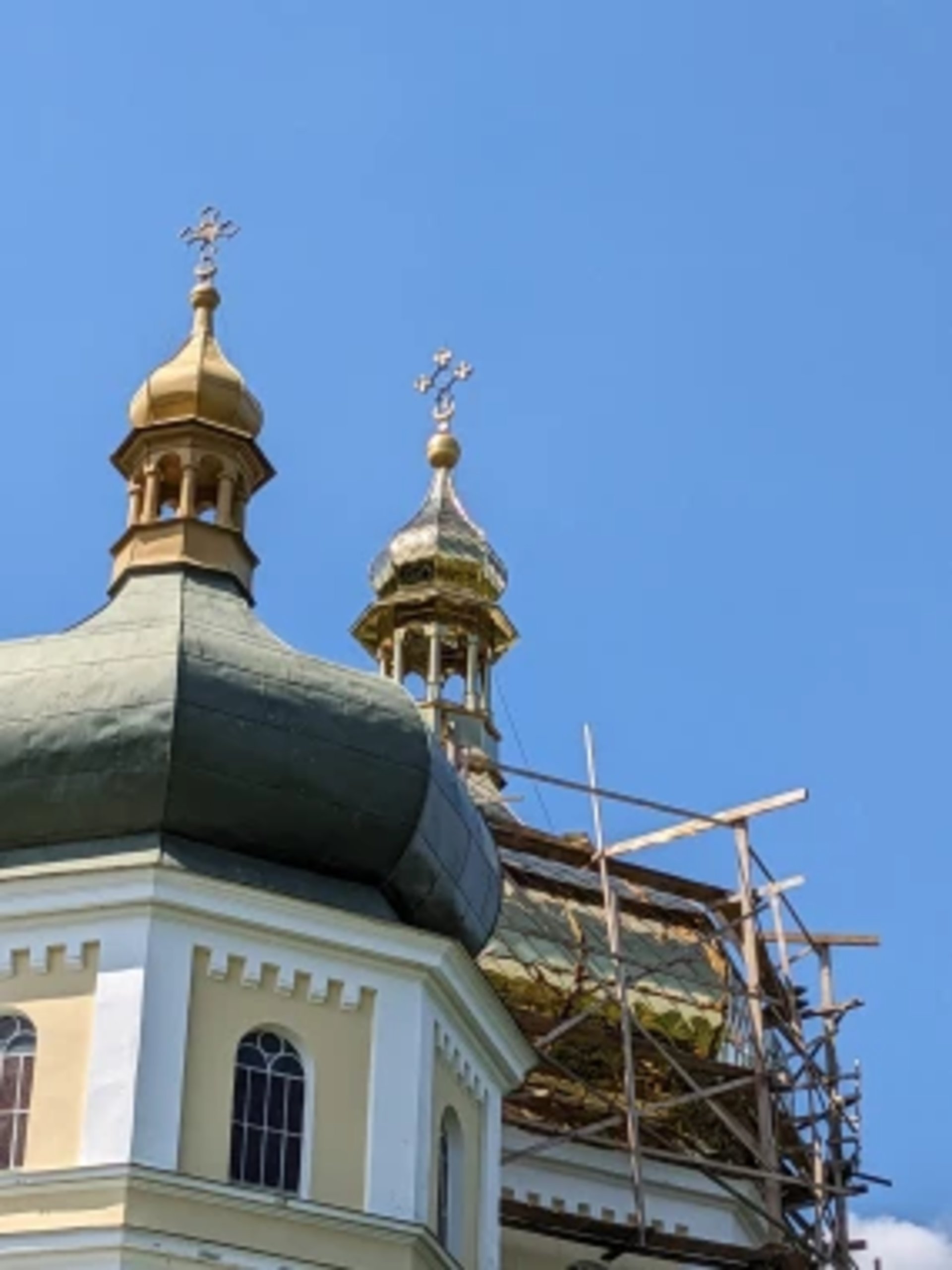 На Львівщині селяни "прикрасили" блискучою бляхою унікальну 100-річну церкву