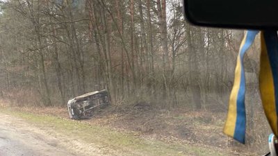 На Львівщині автомобіль злетів з траси і перекинувся (ФОТО)