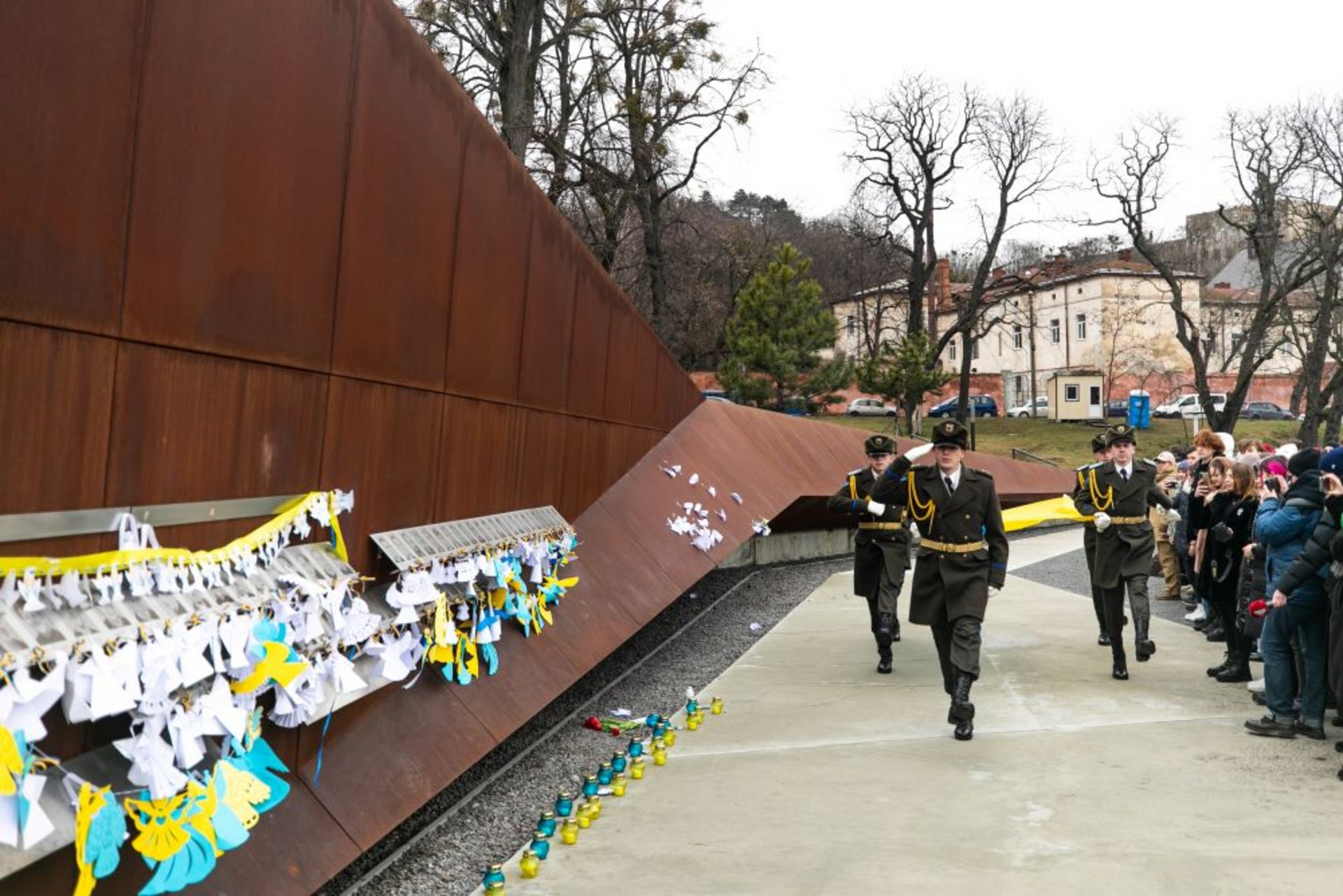 Сотні паперових ангеликів розмістили на Меморіалі Небесної Сотні у Львові