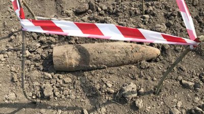 У селі на Львівщині чоловік викопав біля свого будинку артилерійський снаряд
