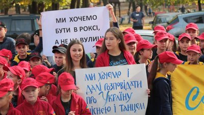 Як сотні дітей разом з батьками пікетували "Львівську залізницю" (ФОТОРЕПОРТАЖ)