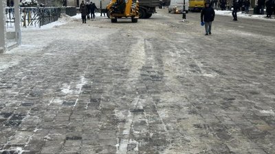 У Львові під вікнами Садового прибрали сніг