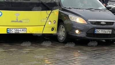У Львові маршрутка не розминулась із автомобілем