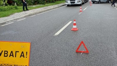 На Львівщині автомобіль влетів під вантажівку