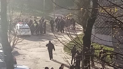 На Пасічній люди блокують дорогу (ФОТО)