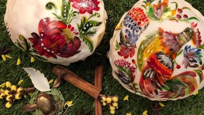 Львів'янка прикрашає паски петриківським розписом (ВІДЕО)