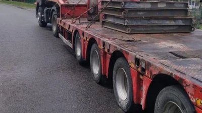 На Львівщині бетонна плита впала на дорогу (ФОТО, ВІДЕО)