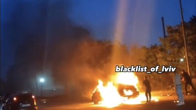 Під Сихівським мостом згорів автомобіль