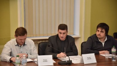 Мешканців Львівщини закликали принести лампадки під стіни обласної ради