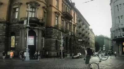 У Львові велосипедист мало не потрапив під колеса автомобіля (ВІДЕО)