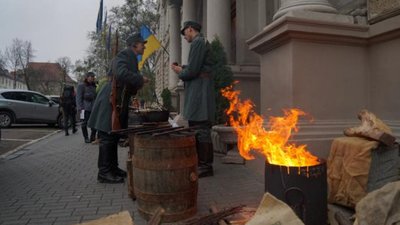 Під стінами Львівської ОДА встановили блокпост з бронеавтомобілем