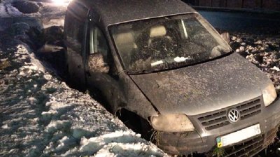 У Золочівському районі автомобіль злетів з траси у кювет (ВІДЕО)