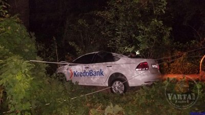 У Винниках автомобіль відомого банку злетів з траси (ФОТО, ВІДЕО)