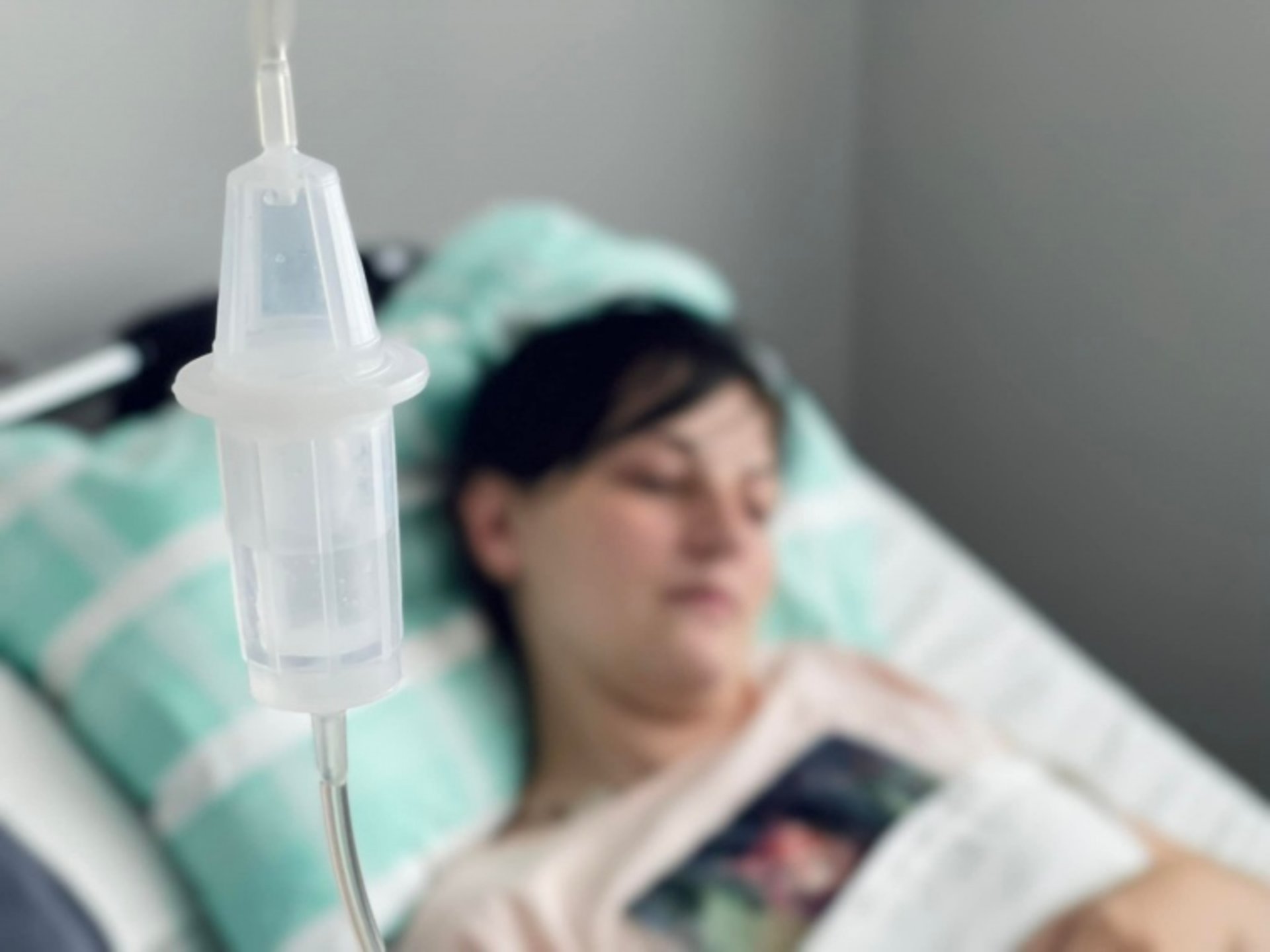 Прикривала сина собою: у Львові врятували жінку, в хребет якої влучив уламок ракети