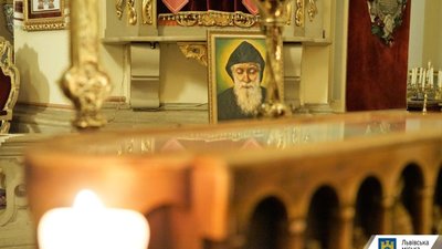 У Соборі св. Юра виставили гріб з мощами святого Шарбеля