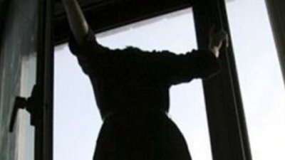 У Львові із будівлі третього поверху випала жінка (ВІДЕО)