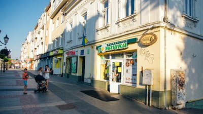У Дрогобичі чоловік плеснув чаєм у продавчиню, бо вона не поклала лимон