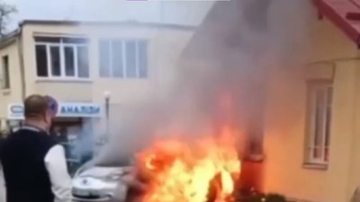 Біля Львова посеред дороги спалахнула автівка (ВІДЕО)
