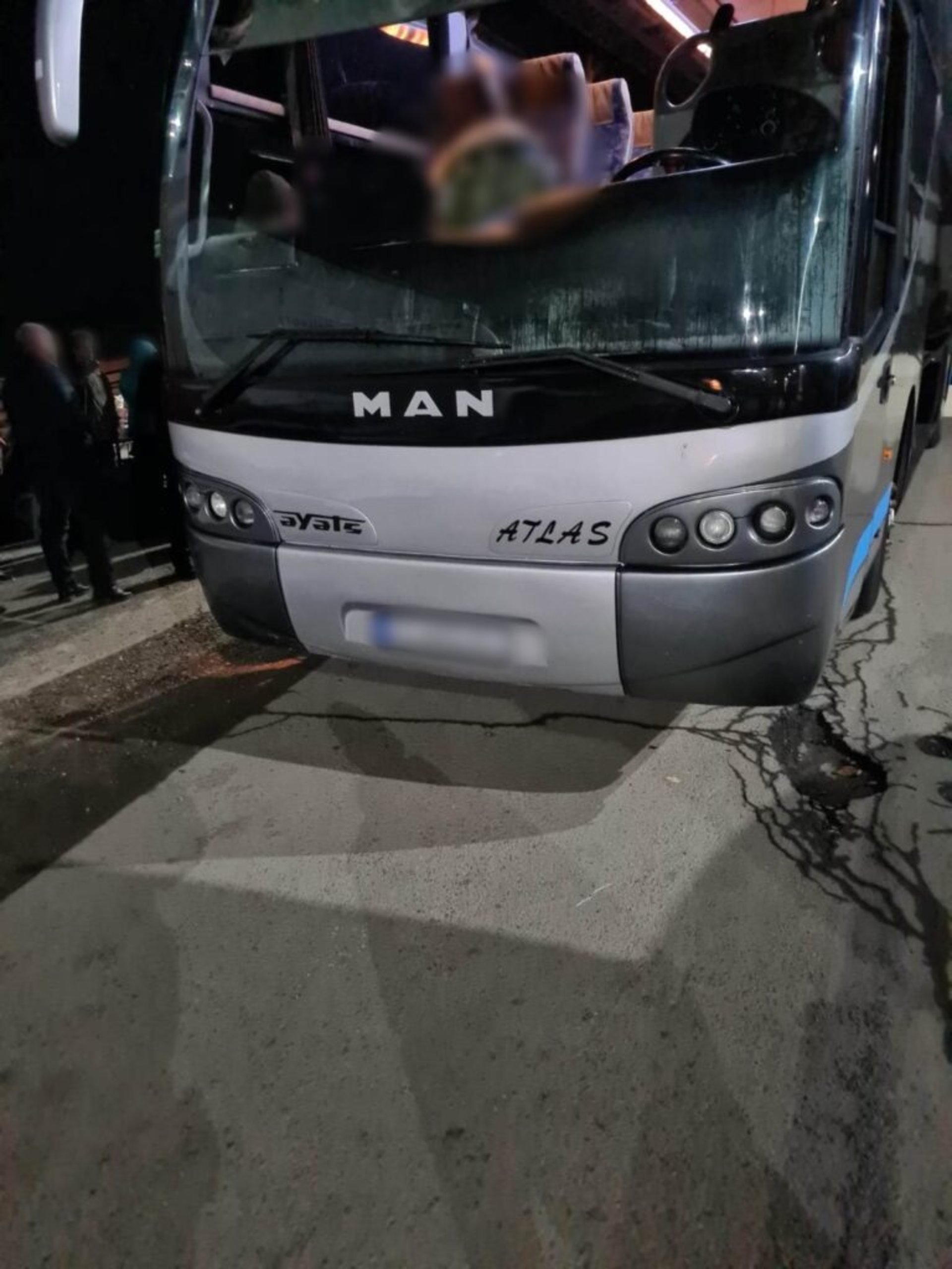 В Угорщину на термальні озера: прикордонники цілу ніч розбирали автобус через контрабанду сигарет