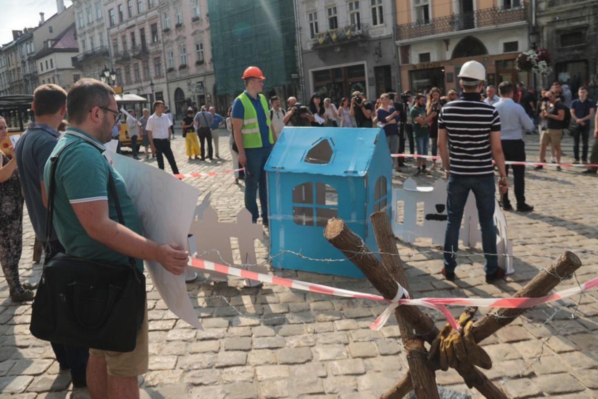 На площі Ринок активісти звели концтабір