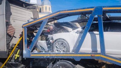 На Львівщині на причепі горів автомобіль