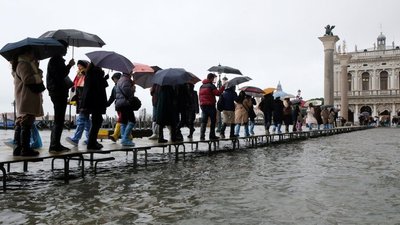 В Італії сильний град пошкодив сотні автомобілів на шосе (ВІДЕО)