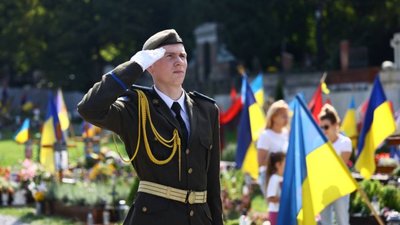 Борис Джонсон вшанував пам’ять захисників на Личаківському цвинтарі (ВІДЕО)