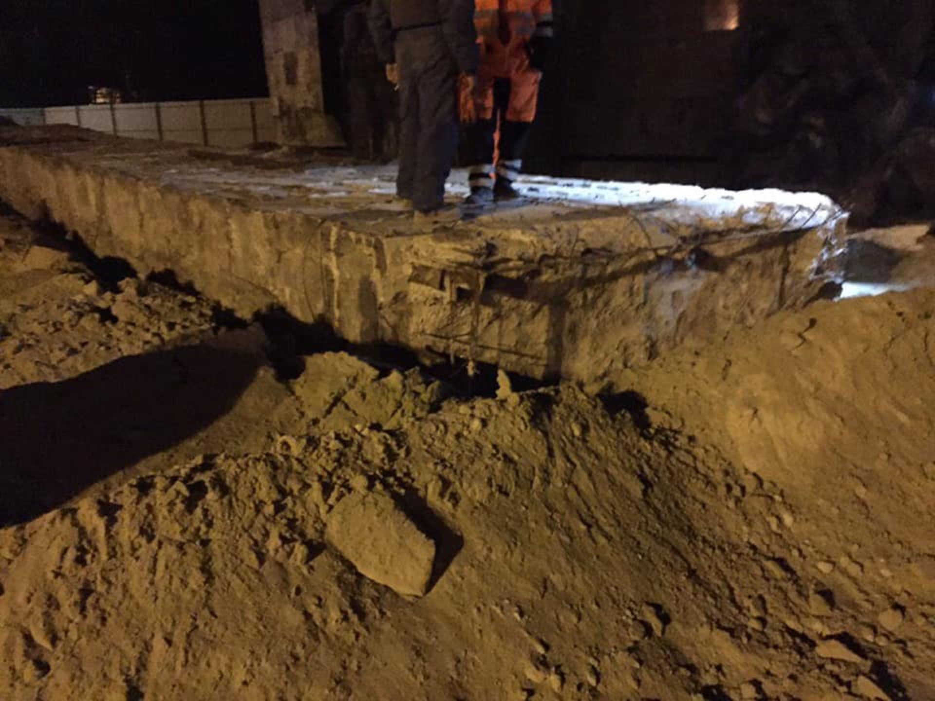 У Львові таки "поклали" 30-метрову Стелу Монументу Слави. Фото Ігор Зінкевич, Варта-1