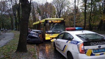 У Львові поліція розшукує водія іномарки, який «влетів» у маршрутку з 50-ма пасажирами