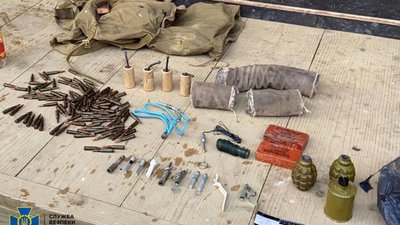 СБУ виявила у громадського активіста з Львівщини тайник з вибухівкою та бойовими гранатами (ФОТО)
