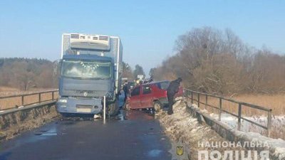На Львівщині на мості зіткнулись легковик та вантажівка (ФОТО)