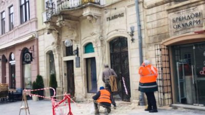 У Львові обвалився шмат фасаду в центрі міста