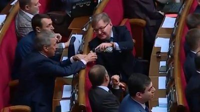 Українські депутати наливають просто у сесійній залі Верховної Ради (ФОТО)