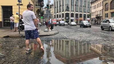 У Львові біля Оперного театру миють ноги (ФОТО)