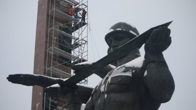 Декомунізація триває: у Львові розпочався демонтаж стели Монументу слави (ФОТОРЕПОРТАЖ)