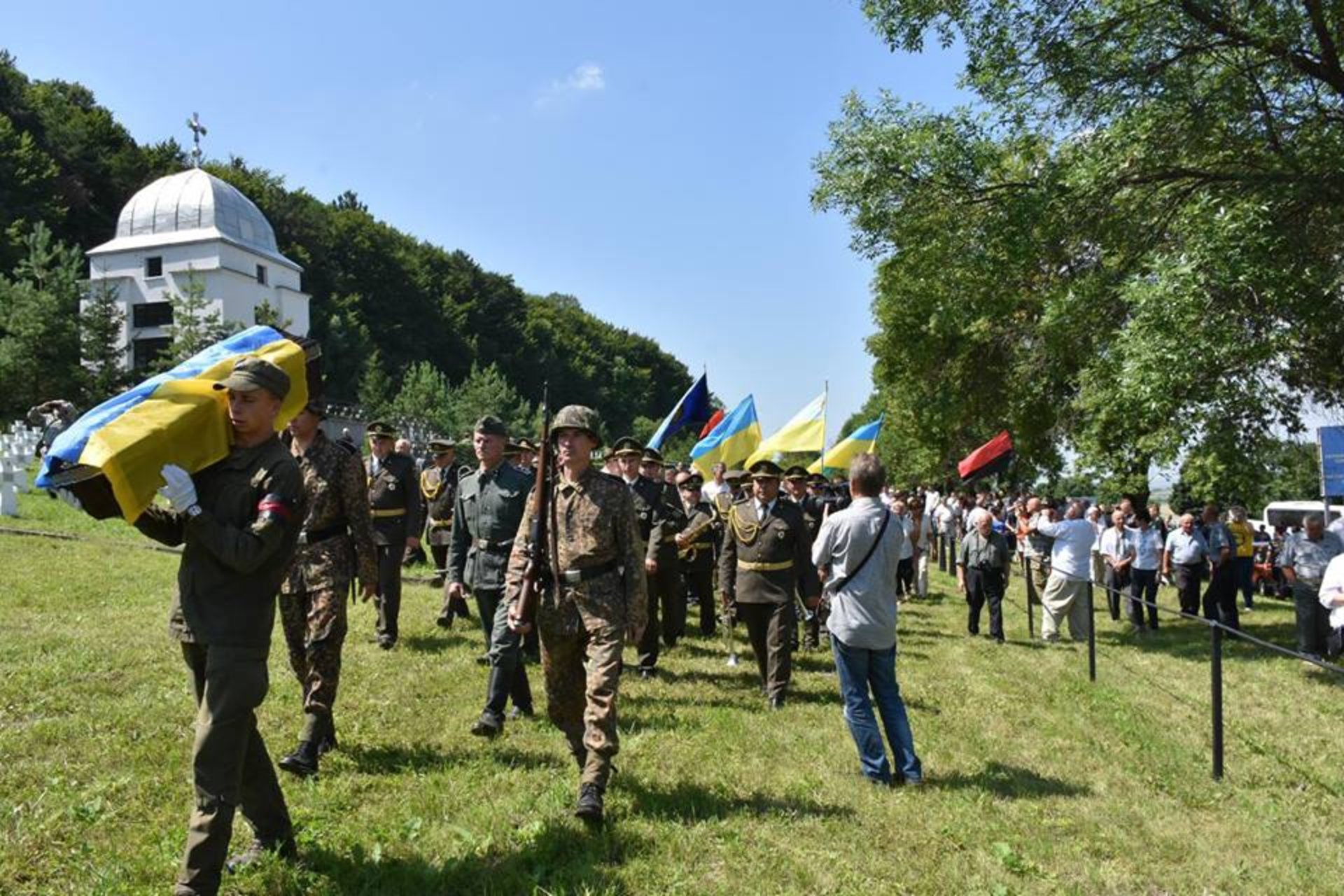 На Золочівщині із почестями перепоховали загиблих у липні 1944-го вояків-дивізійників