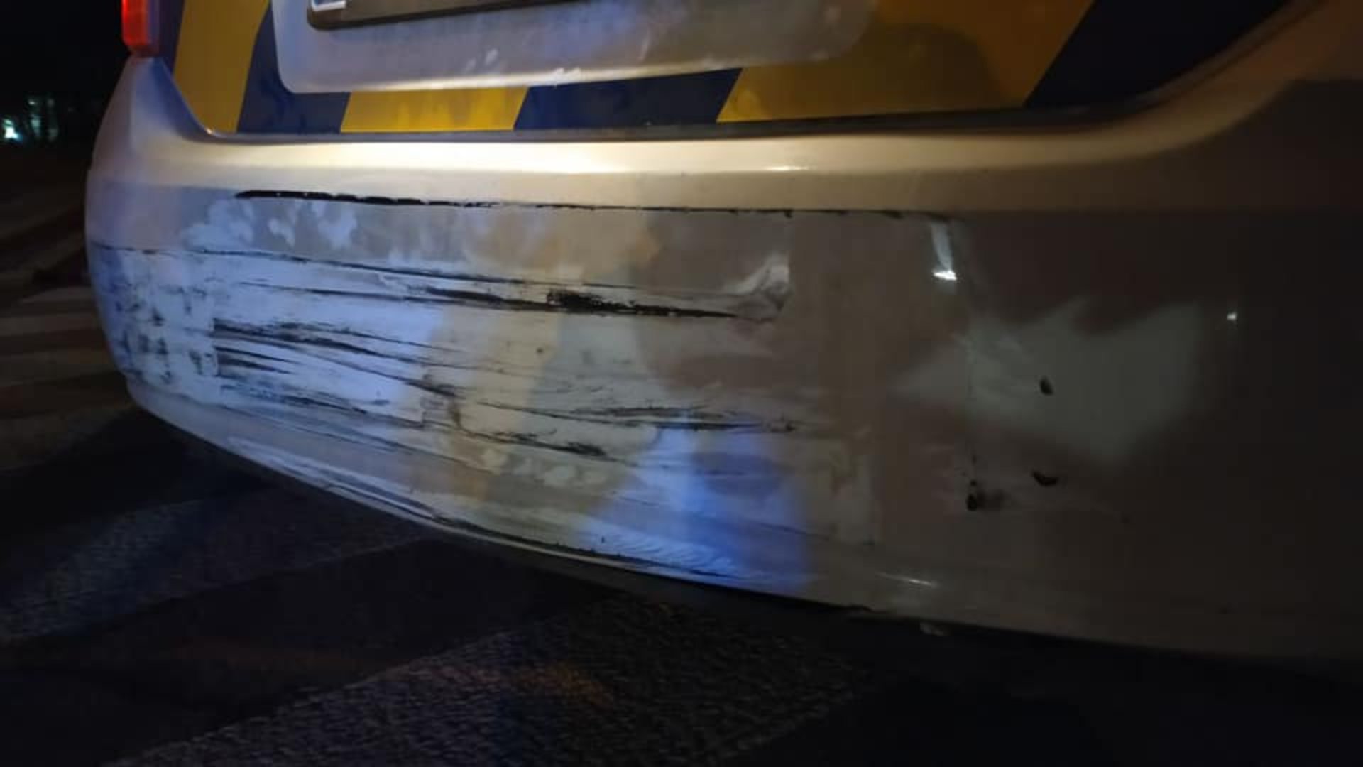 У Львові водій протаранив авто поліції. Фото Варта-1