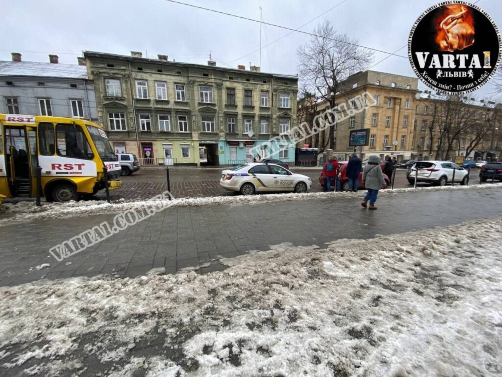 У Львові сталася потрійна ДТП з участю маршрутки, фото Варта-1