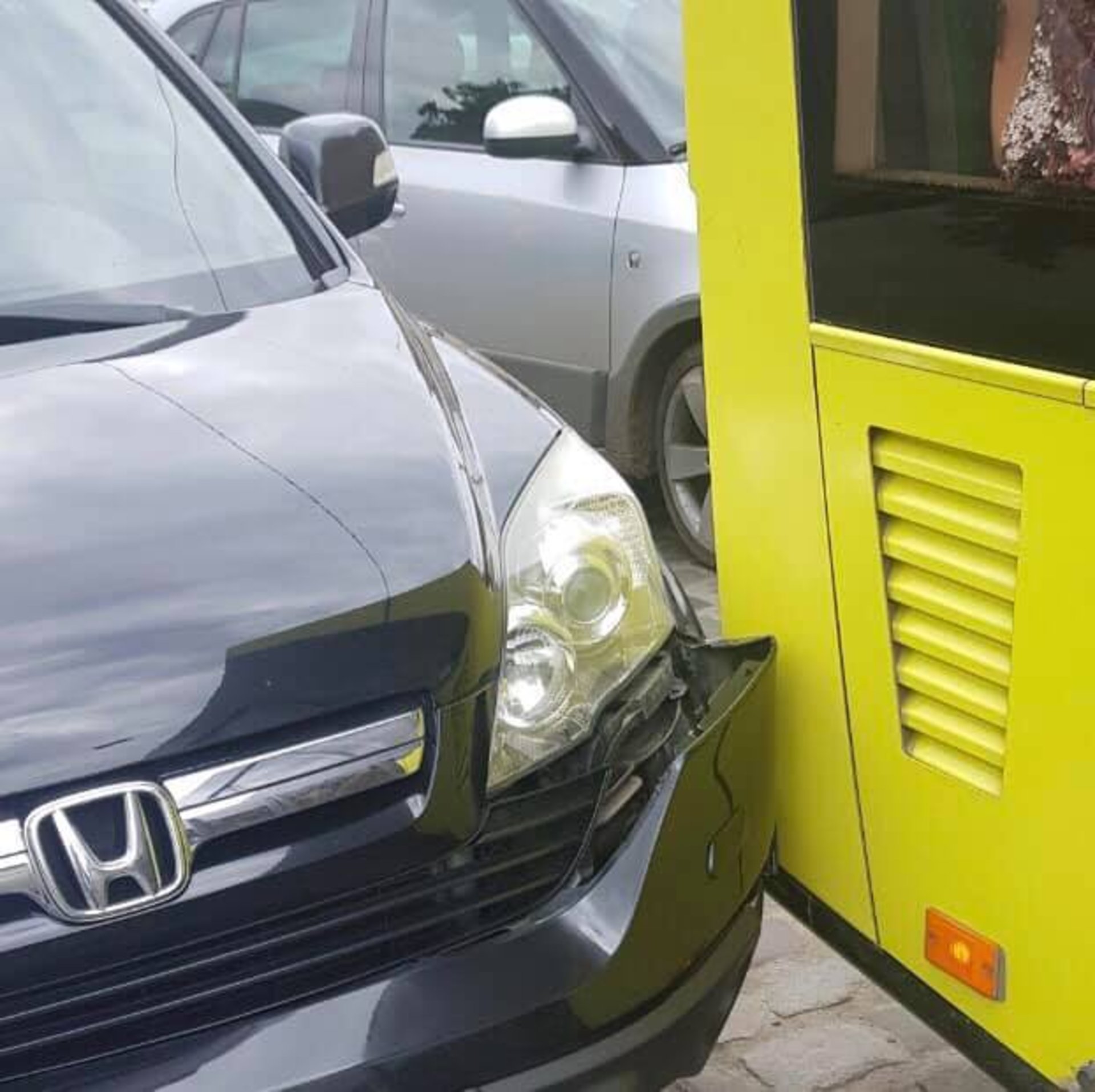 У центрі Львова автобус АТП-1 не розминувся із автомобілем