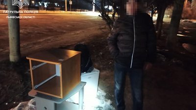 У Львові чоловік вкрав з готелю тумбочку, журнальний столик та маленький холодильник (ФОТО)