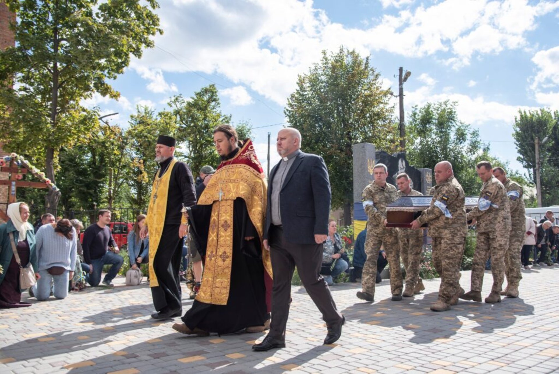 Синьо-жовті браслети: поховали воїна, фото руки якого облетіло весь світ