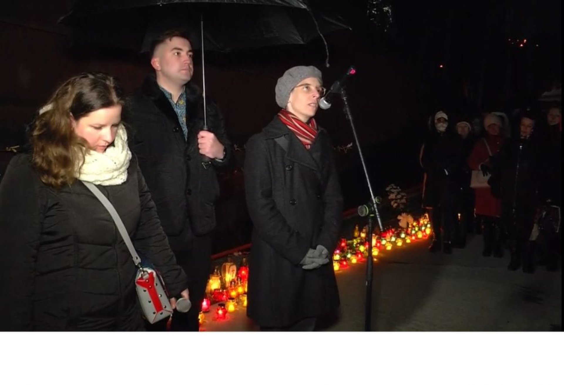 У Львові в пам'ять про Героїв Небесної Сотні в небо зринули десятки світлових променів, фото ЛМР