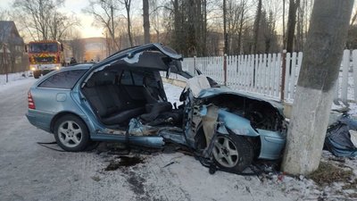 Машину розірвало на дві частини: на Львівщині водій влетів в електроопору (ФОТО)