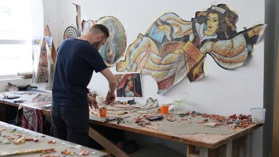 У Львові відновлюють мозаїку  у будівлі видавництва «Вільна Україна»