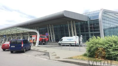 Поліцейські перевіряють повідомлення про замінування аеропорту у Львові