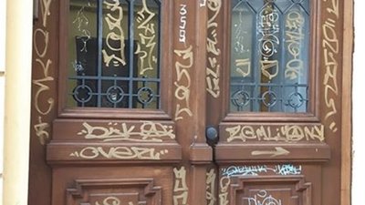 Як у Львові «субкультура» нищить відреставровані брами (ФОТО)