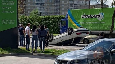 У Львові на вулиці Зеленій перекинувся автомобіль (ВІДЕО)